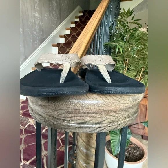 Ola Kai, ladies, size 8, gold and black flip-flop sandal good condition. - Picture 7 of 12